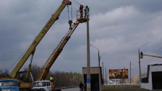 На лівобережному мосту Дніпродзержинська почали монтувати освітлення